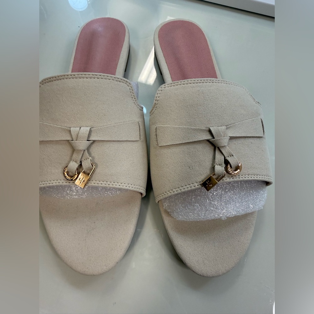 🆕 Suede Gold Charm Open Toe Slide Sandals 🤍